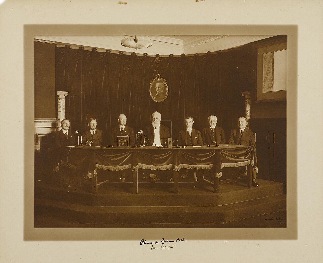 Alexander Graham Bell opent de eerste transcontinentale telefoonlijn in 1915