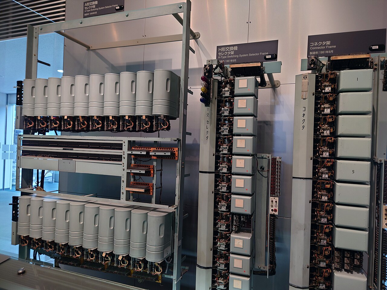 Een Strowger-centrale met rijen mechanische kiezers